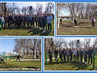 В Полоцком школьники-волонтеры убрали у памятника зелякам-героям