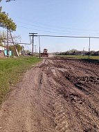 Фермер выделил спецтехнику для грейдирования дороги в Низовке