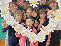 Красавские школьники изготовили фоторамку из ромашек
