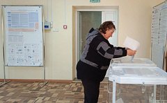 Избиратели приходят на участок с хорошим настроением