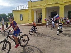 Работники культуры села Святославки провели велопробег в честь Дня Государственного флага