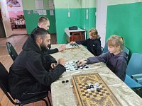 В турнире по шашкам дети соревновались с отцами