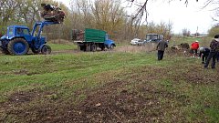 В Ольшанке на кладбище прошел субботник