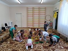 В «Знайке» поиграли в «Краски осени»