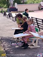 Юные художники рисовали картины на природе