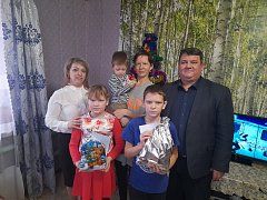 Глава Самойловского района вручил подарки детям из семей мобилизованных земляков