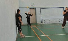На волейбольной площадке соревновались мамы и дочки