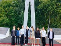 В Благовещенке волонтеры убрали территорию памятника землякам-героям