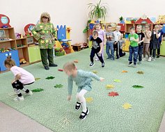 Дошкольники отправились в гости к Лесовичку