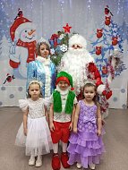 Чудеса случаются у новогодней ёлочки