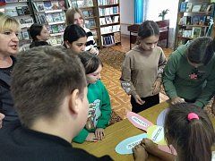 В Святославской библиотеке ребята сделали «Цветок Единства»