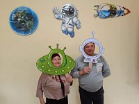 Фото – на фоне космических декораций