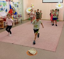 Дошкольники не теряют время даром, укрепляют свое здоровье