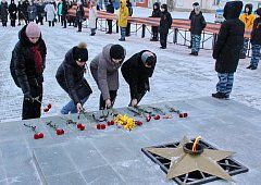 Самойловцы возложили цветы к памятнику «Вечная память. Вечная слава»