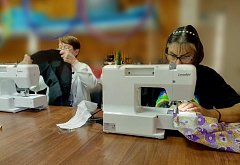 «Серебряные» волонтёры шьют белье для бойцов