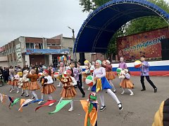 "Победный май": на Красной площади Самойловки прошел праздничный концерт