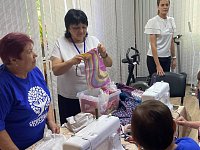 «Серебряные» волонтёры шьют белье для бойцов