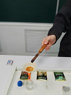 Есть ли кофеин в чае? Об этом узнали школьники на занятии «Занимательная химия»