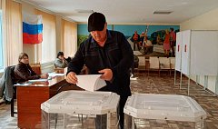 Избиратели приходят на участок с хорошим настроением