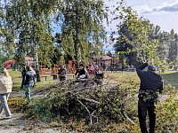 В центральном парке Самойловки прошел субботник