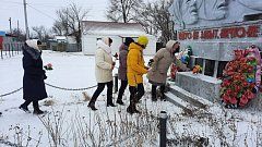 Жители Полтавки в знак памяти возложили цветы у памятника погибшим в годы Великой Отечественной войны