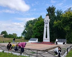 В Благовещенке волонтеры убрали территорию памятника землякам-героям