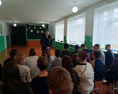 Дорожные полицейские в рамках социально значимой акции «Засветись!» продолжают проведение профилактических мероприятий со школьниками Самойловского района