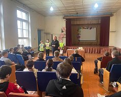 Дорожные полицейские в рамках социально значимой акции «Засветись!» продолжают проведение профилактических мероприятий со школьниками Самойловского района