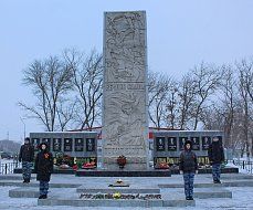 Самойловцы возложили цветы к памятнику «Вечная память. Вечная слава»