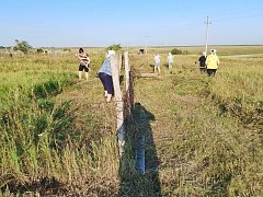 В Садовом провели субботник на сельском кладбище