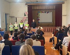 Дорожные полицейские в рамках социально значимой акции «Засветись!» продолжают проведение профилактических мероприятий со школьниками Самойловского района