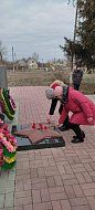 В п. Краснознаменском в память о Героях возложили цветы к памятнику участников Великой отечественной войны