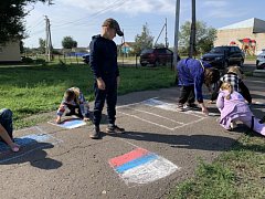 В с. Полтавке прошел конкурс рисунка на асфальте «Цвета моей России»