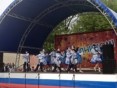 "Победный май": на Красной площади Самойловки прошел праздничный концерт