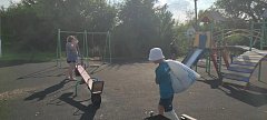 Депутаты сельского Совета провели субботник на детской площадке