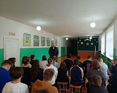 Дорожные полицейские в рамках социально значимой акции «Засветись!» продолжают проведение профилактических мероприятий со школьниками Самойловского района