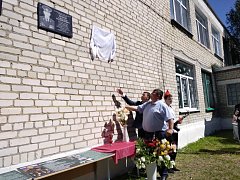 Памяти героя в Садовом открыли мемориальную доску