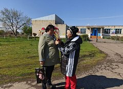 Жители Полтавки присоединились к акции «Георгиевская ленточка»