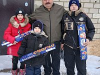 Депутат вручил новогодние подарки детям