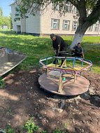 В с. Красавке отремонтировали детскую карусель 