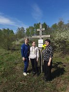 Школьники и учителя убрали территорию у памятного креста