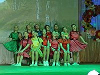 Цветы и песни в праздничный день – для женщин!