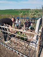 Школьники и учителя убрали территорию у памятного креста