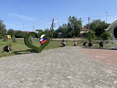 Подростки помогают в благоустройстве поселка
