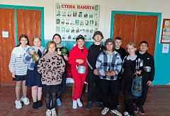 Школьники из Полтавки побывали в мини-музее, где примерили фуражку, прошлись с коромыслом