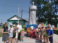 Жители села Залесянки приняли участие в акции «Возложение цветов к памятнику