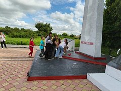В с. Благовещенке возложили цветы у памятника героям-землякам