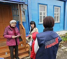 Молодогвардейцы поздравили ветеранов муниципальной службы