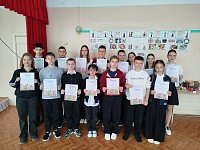 В Самойловской школе прошла выставка-конкурс поделок, посвященная Году единства народов России