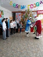 В Николаевской школе побывали в гостях Дед Мороз и Снегурочка